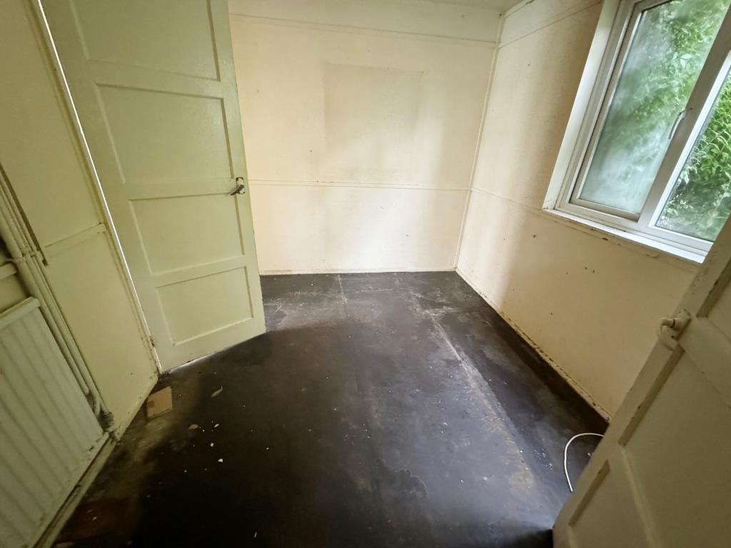 Lot: 95 - THREE-BEDROOM SEMI-DETACHED HOUSE FOR IMPROVEMENT - Dining room
